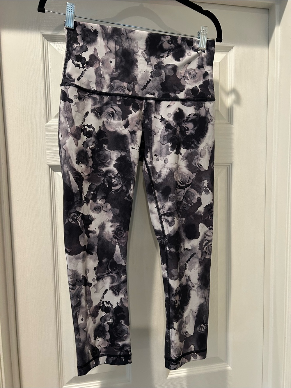 Lululemon Black and White Roses leggings, 21”, EUC, Sz 8